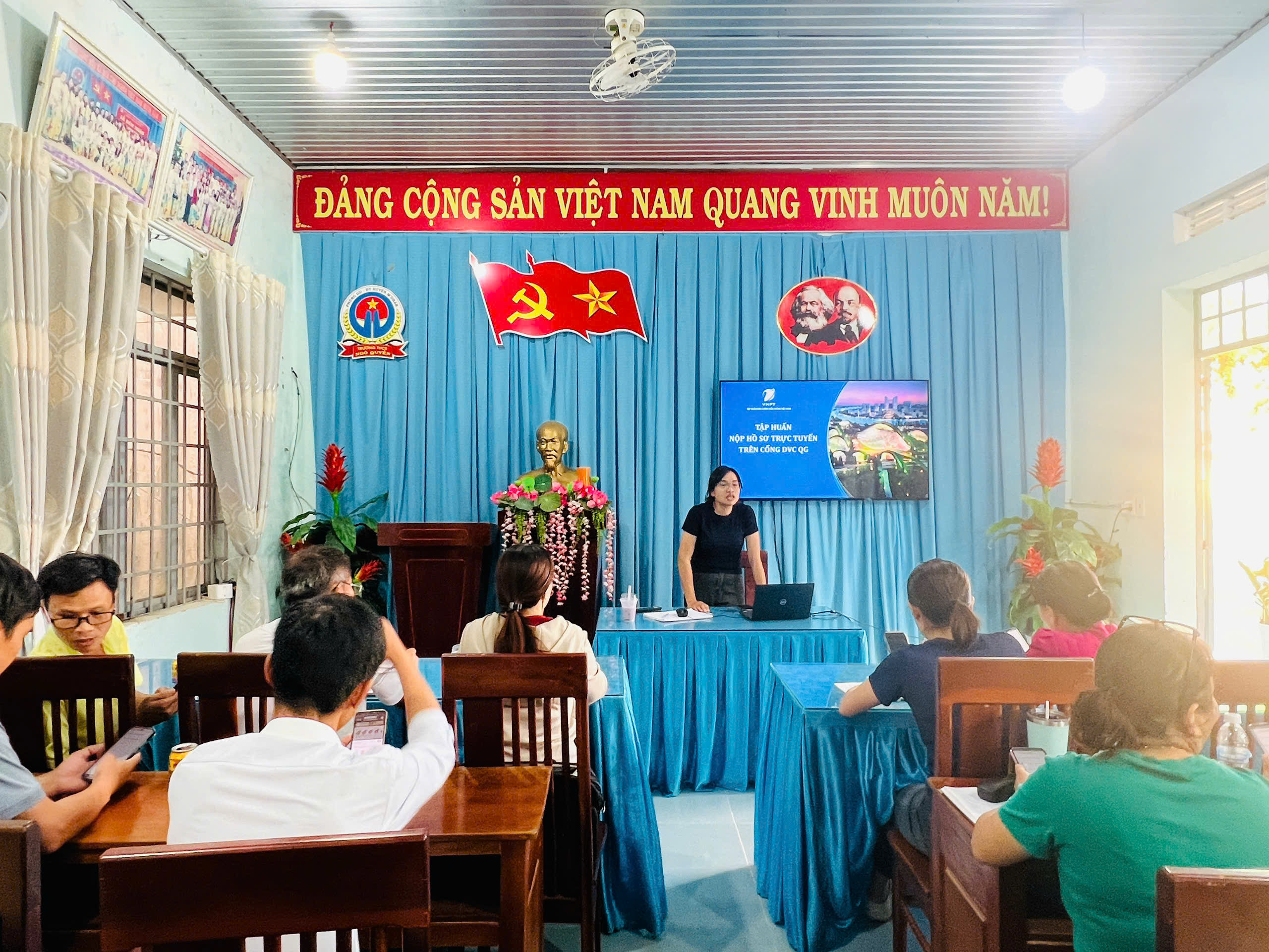 Triển khai Phong trào “Bình dân học vụ số” cho cán bộ, giáo viên, công nhân viên tại trường THCS Ngô Quyền