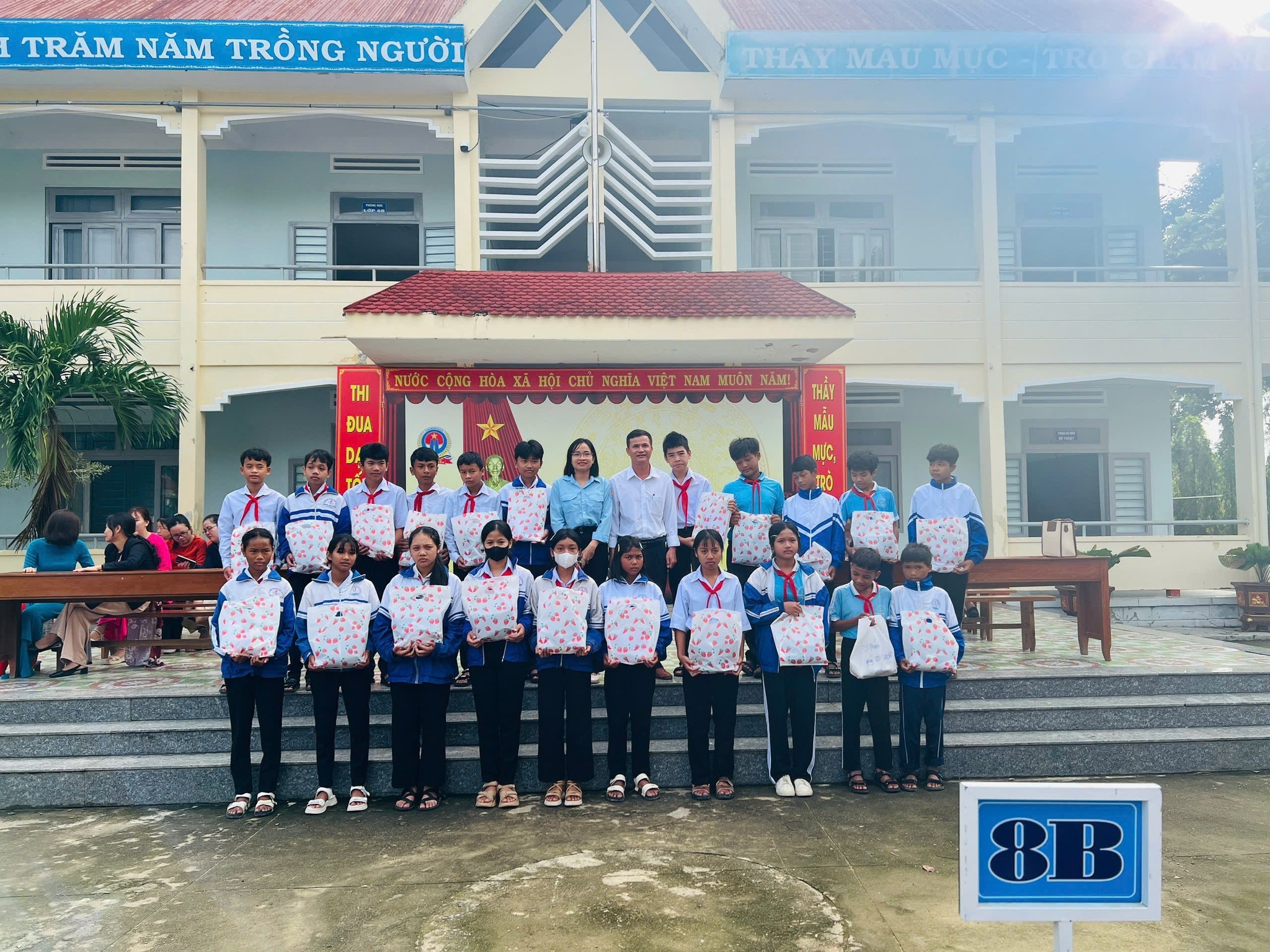TIẾP SỨC ĐẾN TRƯỜNG
