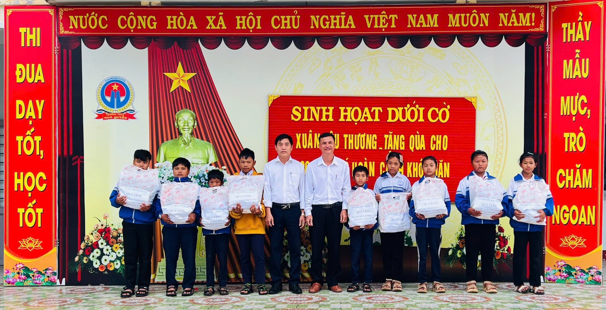 TẶNG QUÀ CHO HỌC SINH NGHÈO, CÓ HOÀN CẢNH KHÓ KHĂN NHÂN DỊP TẾT NGUYÊN ĐÁN BÍNH NGỌ 2026