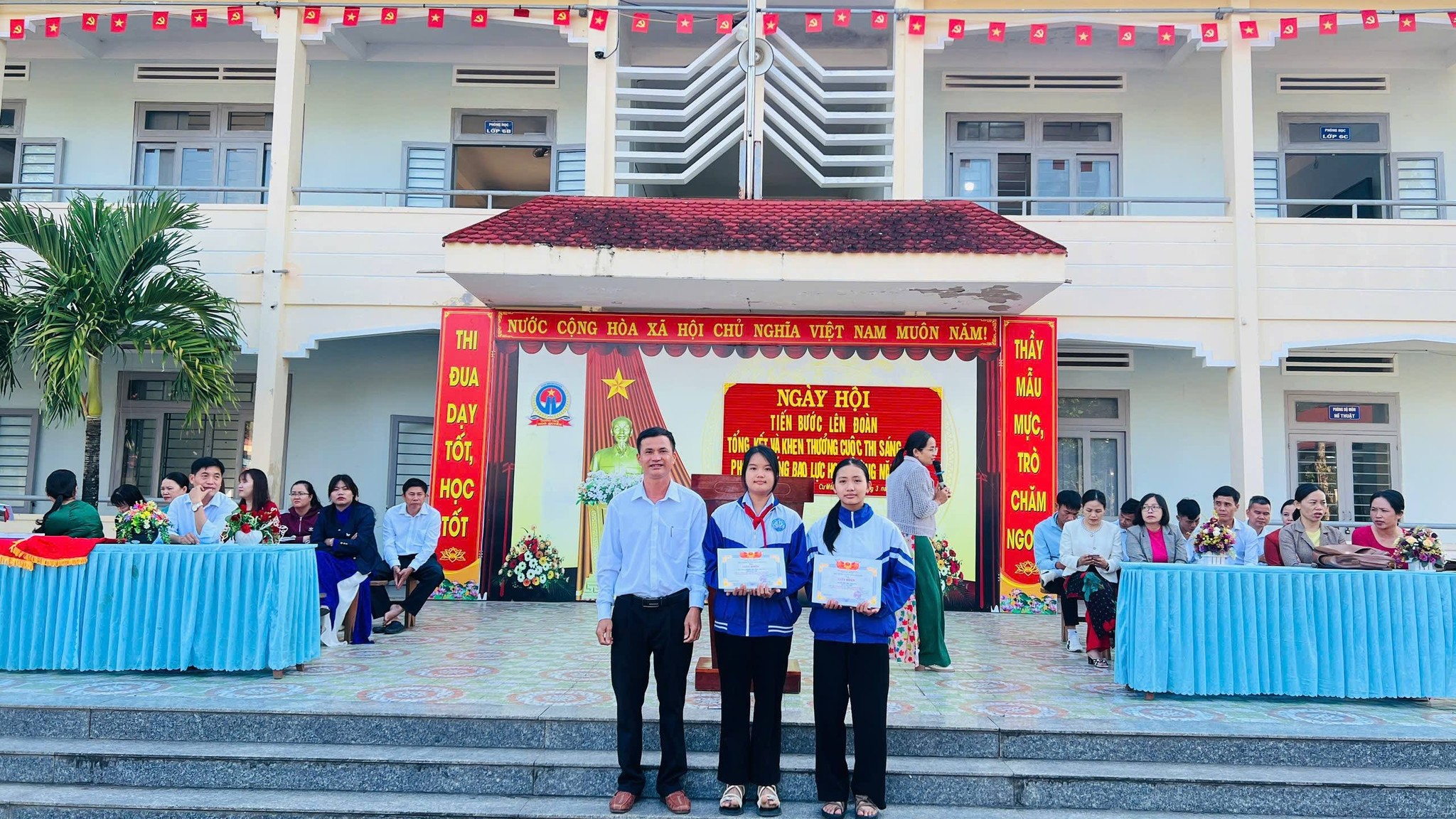 NGÀY HỘI TIẾN BƯỚC LÊN ĐOÀN, TỔNG KẾT VÀ KHEN THƯỞNG CUỘC THI SÁNG KIẾN ĐẢM BẢO TRẬT TỰ AN TOÀN TRƯỜNG HỌC VÀ PHÒNG NGỪA BẠO LỰC HỌC ĐƯỜNG NĂM 2026