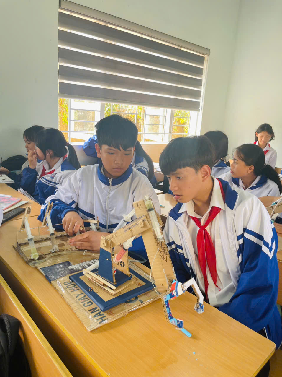 DẠY HỌC MÔ HÌNH STEM TRONG MÔN CÔNG NGHỆ 8-THIẾT KẾ VÀ LẮP RÁP MÔ HÌNH CÁNH TAY RÔ BỐT THỦY LỰC